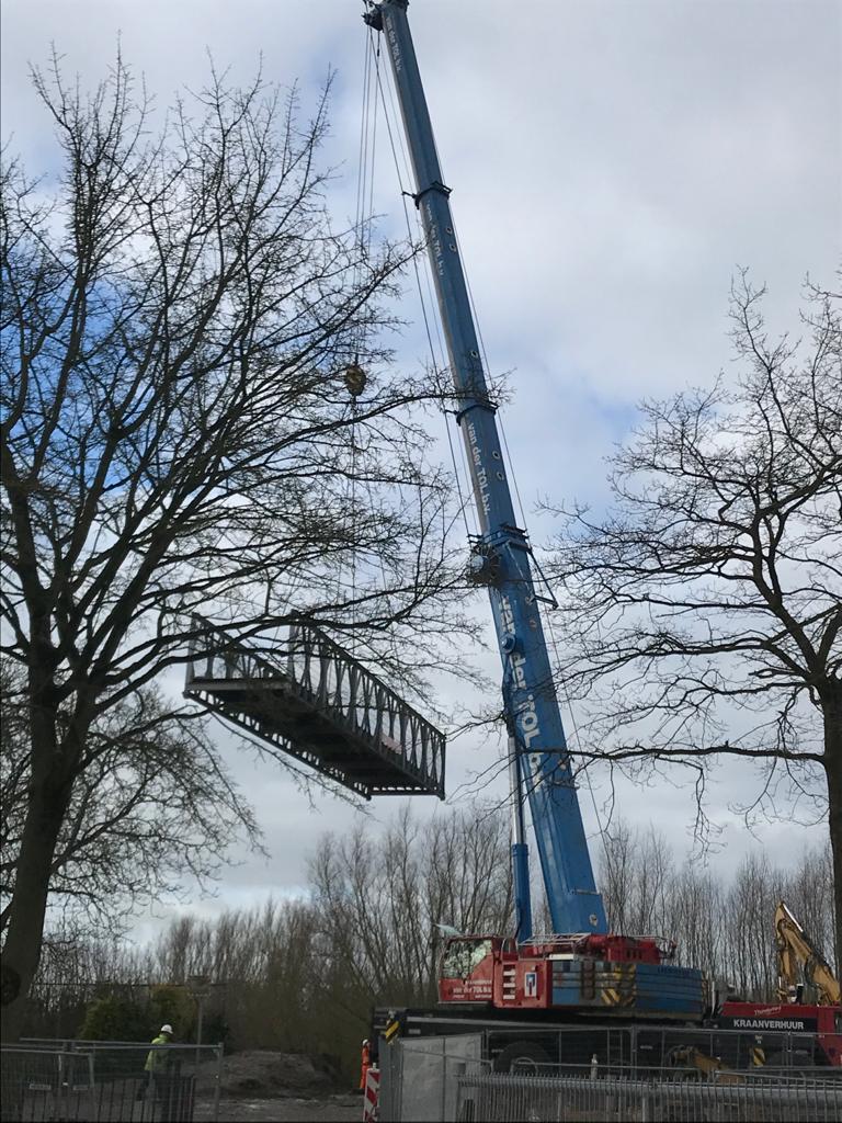 wsrivierenland's tweet photo. De #bloesem laat niet lang meer op zich wachten. Voor fietsers en wandelaars die daarvan willen genieten op de beroemde #Appeldijk bij @Marienwaerdt, plaatsten we een tijdelijke brug, vanwege de nieuwbouw van gemaal De Neust. Meer weten? https://t.co/iCK7E3dW1o https://t.co/Y4e3MrPA7M
