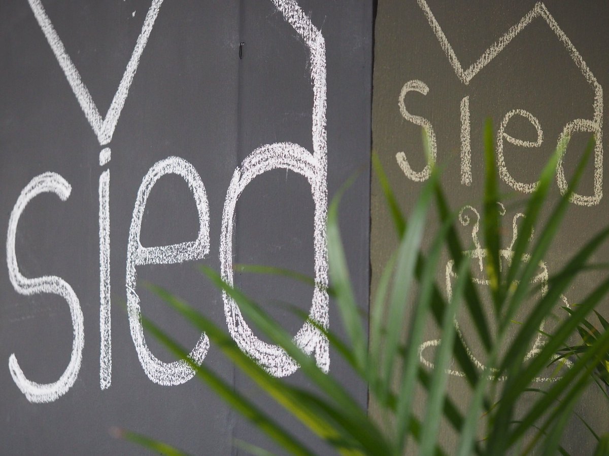 We have decided to close Y Sied Goffi in Carmarthen. Town has been quiet over the past few days and I believe this will continue :(
We’ve loved joining the town scene,but now, sadly, we’re leaving. 
We wish all the other small businesses in Carmarthen all the best ❤️🌷#ysiedhq