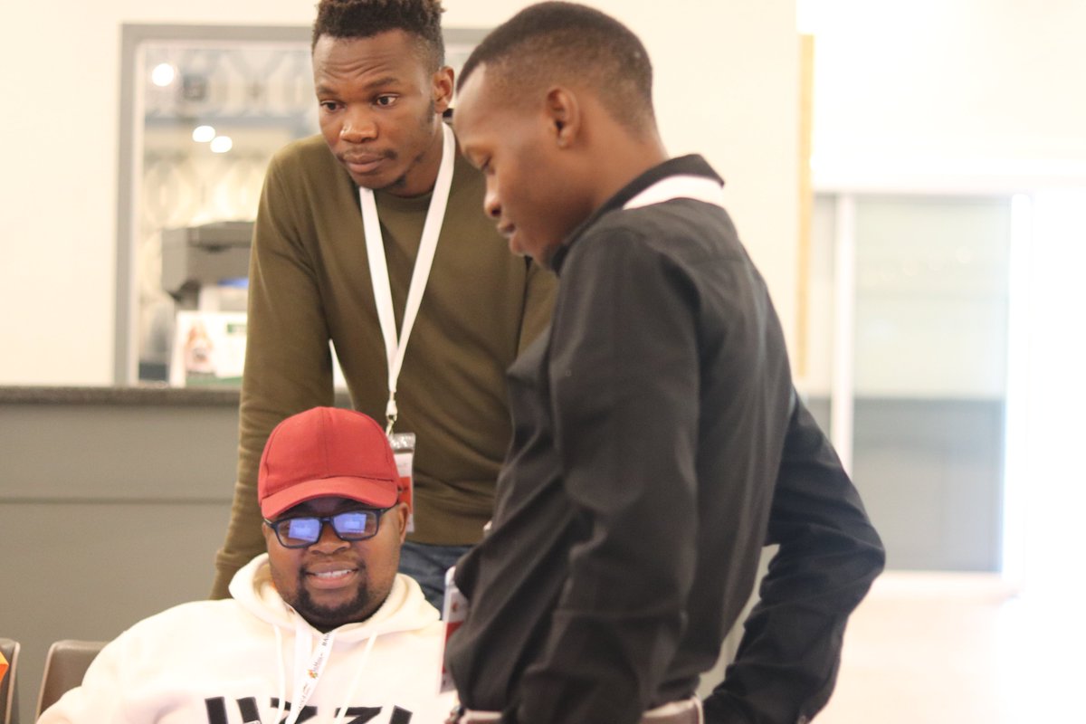 TiyaniTee's tweet image. It&apos;s officially crunch time. Teams are racing to finish up their projects at #DataScienceHack.