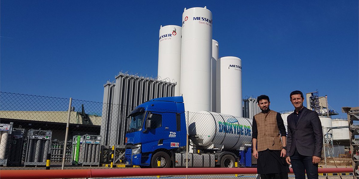 Messer_es's tweet photo. Felicitaciones a @engineer_azeem por defender exitosamente su tesis del máster en ingeniería química de la @universitatURV finalizando su investigación en @Messer_es  junto a @rbnfolgado sobre producción de #hidrógeno con diferentes fuentes de energía
#WeAreMesser https://t.co/4qd51Nnbta