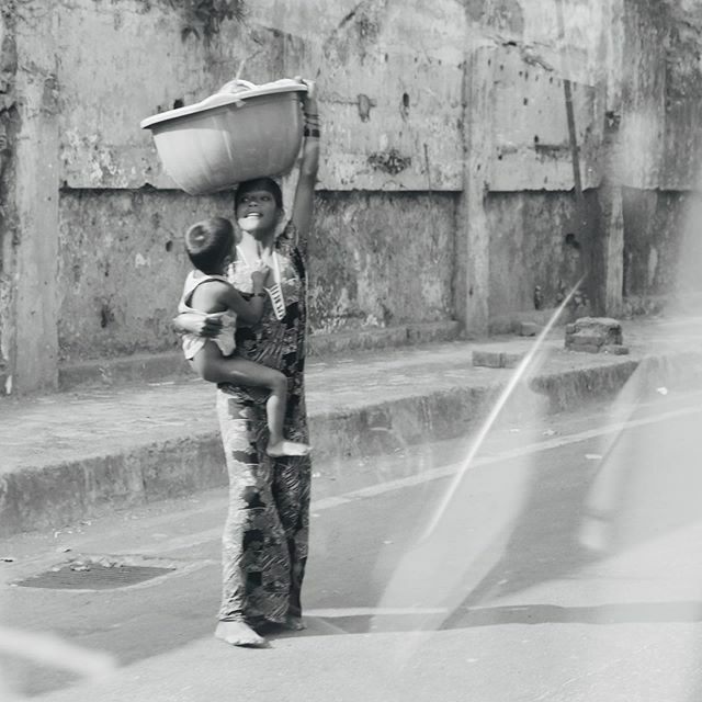 danisfootprints's tweet photo. #woman with #child #mumbai 2020, no words needed... #strong #strongwomen https://t.co/zZGOHRSr2H https://t.co/R8TAsVhCf8
