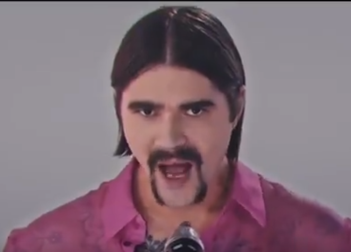 Ashdust2383's tweet photo. Este hombre es una mezcla entre Juanes joven y Colin Farrell. https://t.co/EXbM1kGPll