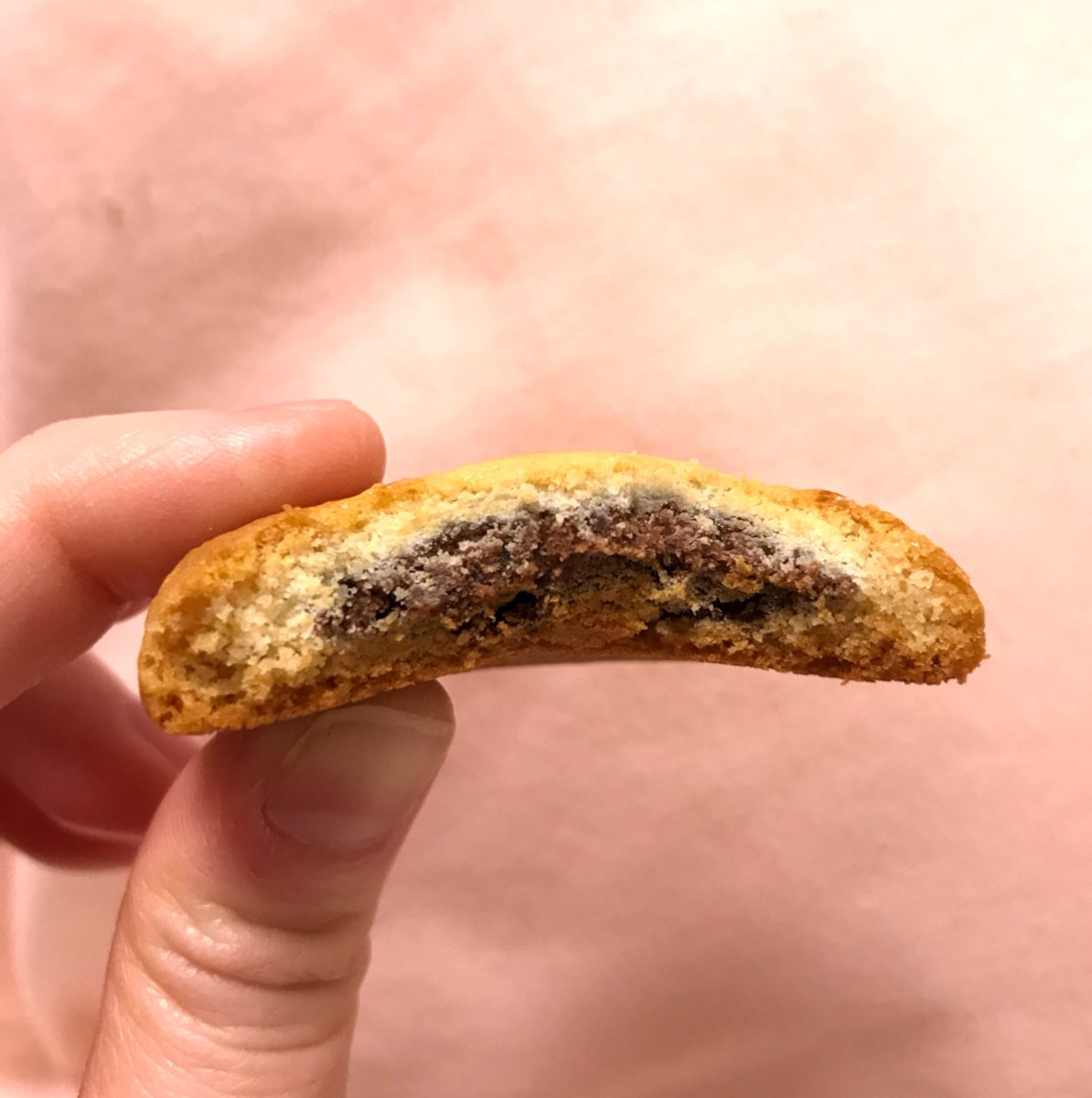 はなちょこちー على تويتر ブラウニーチョコチップクッキー 韓国のお土産でもらった マーケットオーのリアルブラウニーと同じ会社で作ってるみたい カントリーマアムより少し硬めの食感のクッキーの中にチョコブラウニーがイン ブラウニーの食感は忘れました