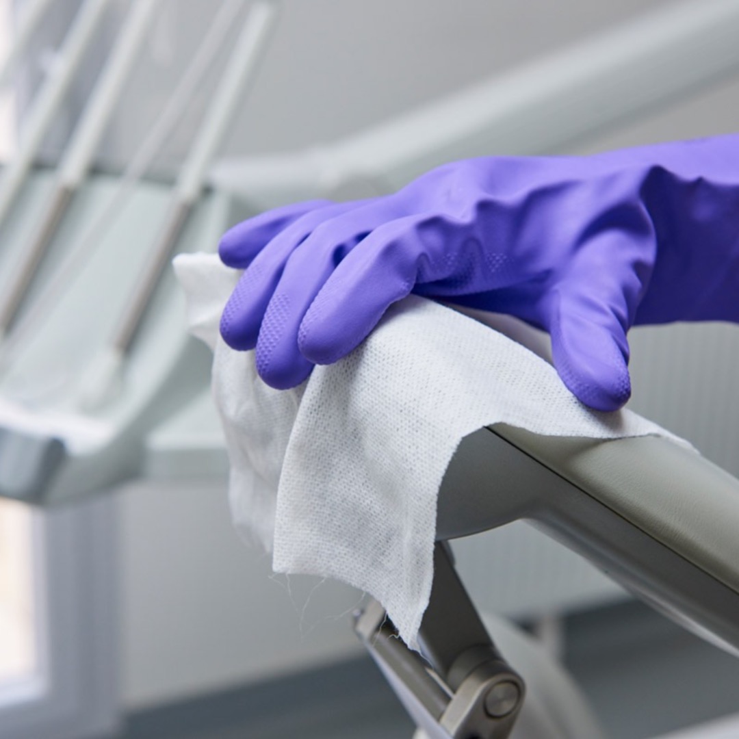 Pour le nettoyage et la désinfection de toutes vos surfaces "sensibles" : lingettes PlastiSept Eco MaxiWipes sans alcool de #Komet ! #Hygiene #Desinfection