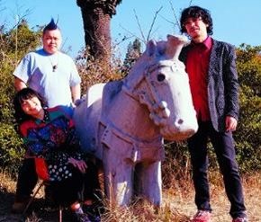 diskunion_indie's tweet photo. ご予約開始🚀
静岡の3ピースバンド #atomicfarm
エレキ盤とアコースティック盤の2バージョンで3rdアルバムをリリース‼️
自由と解放をテーマに制作された本作は
女性ベースボーカル“もよぽん”の少しハスキーで不思議な歌声が祈りのように彼方に伸び行く新境地💫
https://t.co/LXQ9lEUIj0
#du予約 https://t.co/sU0Nut8V6I