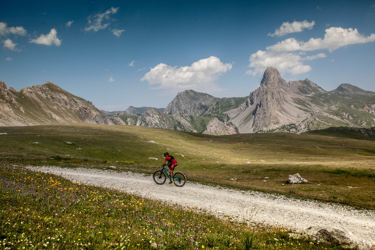 CablePress's tweet photo. 700 km. +25.000 m. 8 etapas. Una leyenda. Iron Bike.

Información: https://t.co/8ORmnbGxjx

#ironbike #cycling #mtb #sports #alps #italy #cablepress https://t.co/LXJj0MMqK6