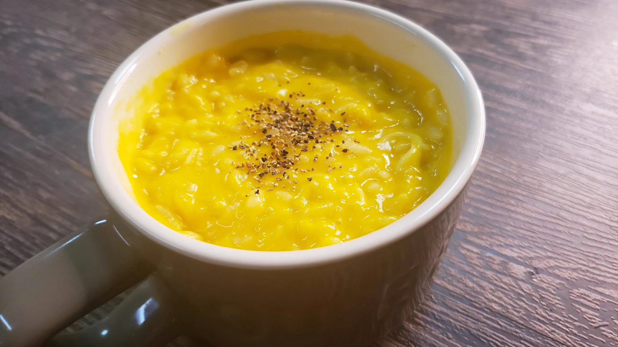 忙しい朝や小腹が空いた時におすすめ！材料を入れてお湯を注ぎ混ぜるだけの簡単リゾットの作り方！