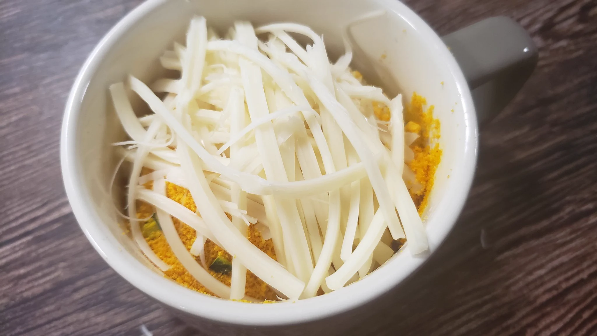 忙しい朝や小腹が空いた時におすすめ！材料を入れてお湯を注ぎ混ぜるだけの簡単リゾットの作り方！