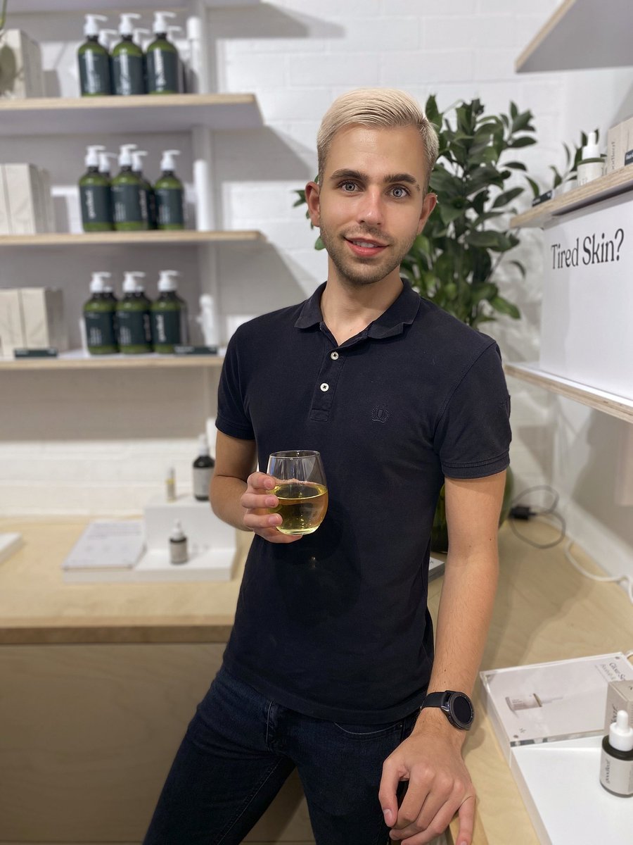 HelloLeoBurg's tweet photo. Last night at the opening of #GoodLeaf in Parkhurst. I'm so excited about CBD products being available legally! ☘️ https://t.co/jcfPgCKskv