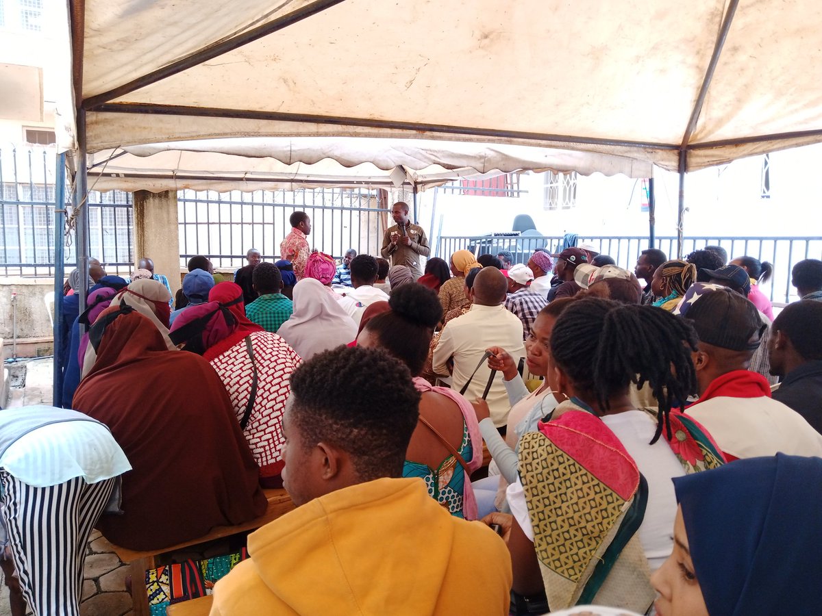 anociate1's tweet photo. English for Adults information/orientation session @refugeelawproj ongoing. Apart from acquiring English language skills, learners will benefit from a number of services provided by the different thematic programmes of the RLP free of charge. @DrChrisDolan @AkelloMartha https://t.co/ktPjdotyLS