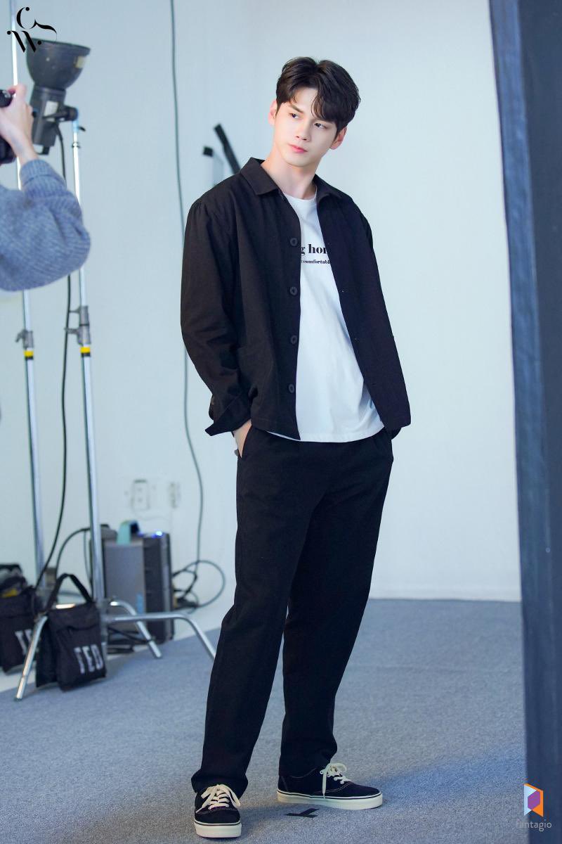 rabbit_OnglyDan's tweet photo. โอ้ยยยยยย เนี่ยยยย ถ่าย TSH ดีตลอด ใส่ชุดนอนละยังหล่อขนาดนี้ จะบ้าตายยยยย ฮือออออ ดีมากกกกก ใจเต้นรัว!!! 😍😍😍💗💗💗
https://t.co/8TzLhTZnrw
 #องซองอู #옹성우 #OngSeongwu #theSpringHome #더스프링홈 https://t.co/czeTZ1TMpF