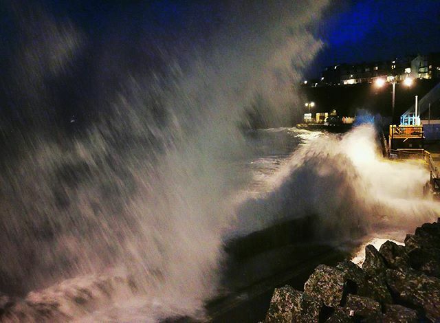 'A wall of water at Towan Beach, Newquay' by Wayne Lowery 🌊🌊 ift.tt/2vTPggQ