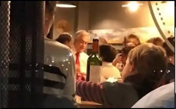 root_inc's tweet image. #PiñeraRenuncia -&amp;gt; “SABÍAMOS QUE QUEMARÍAN EL METRO”.  Esta foto es del 18 de octubre y no se le ve preocupado señor presidente @sebastianpinera o acaso los que quemaron el metro lo hicieron con su consentimiento???