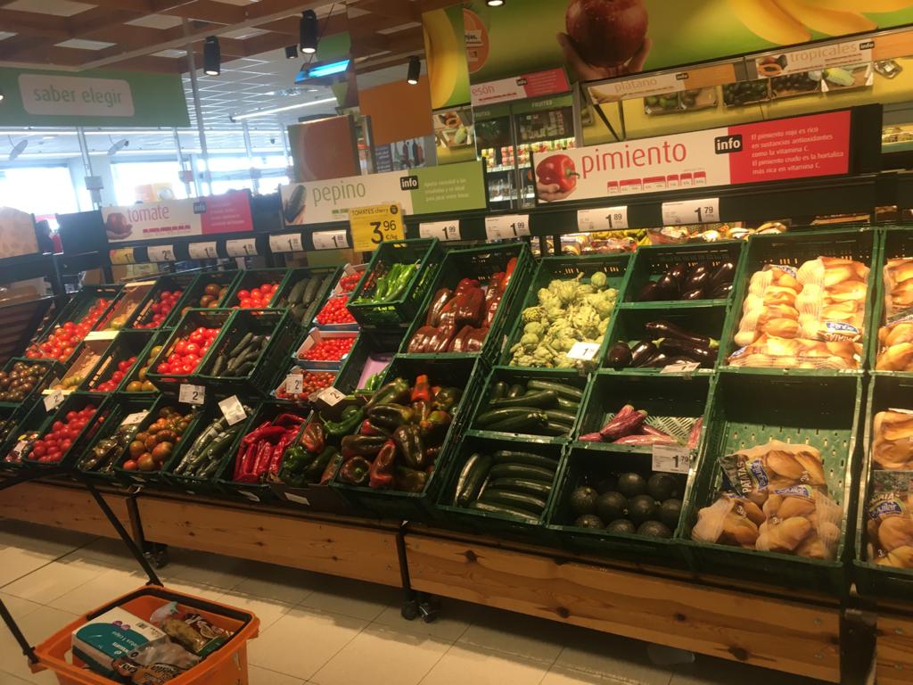 Seguimos trabajando en tu súper como cada día🧡
Están siendo días muy intensos para todos. 
Gracias por vuestro esfuerzo, compañeros🙌
Actuar, compartir y consumir de forma responsable es cuidarte y también cuidar de los demás ❤ 
Esto también pasará, racionalicemos el miedo.