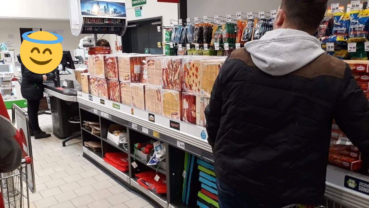 Ilonzx's tweet photo. *Rok 2072*

Mój wnuczek: Te zadania z matematyki są bezsensowne, nikt nigdy nie kupiłby 42 opakowań pizzy i 74 sztuk kurczaka 

Ja: usiądź wnusi, to będzie długa historia, to był rok 2020... https://t.co/tHHO2e74UA
