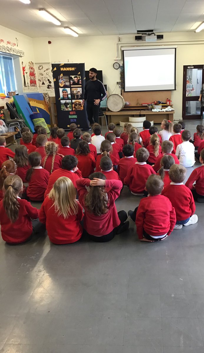 BabLlanfair's tweet photo. Blwyddyn 1a2 wedi mwynhau p’nawn gyda @AmeerPresenter , yin trafod yr manteision o siarad Cymraeg .
Year 1&amp;2 enjoying an afternoon with @AmeerPresenter  discussing the advantages of speaking welsh. https://t.co/KZWimIRbFb