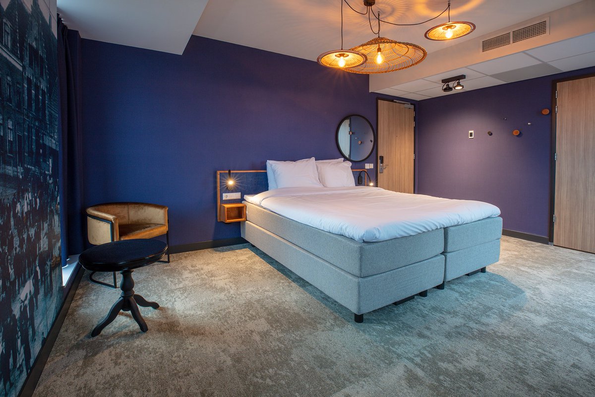 Vescom's tweet photo. #Vinyl #wallcovering is perfect for creating an atmospheric and stylish #interior. In this hotel you will find spacious rooms with calm colors and plenty of natural light that breathes peace and comfort. Discover full project here: https://t.co/nwjHby86UB #projectfriday https://t.co/LVJ4MYwHrW