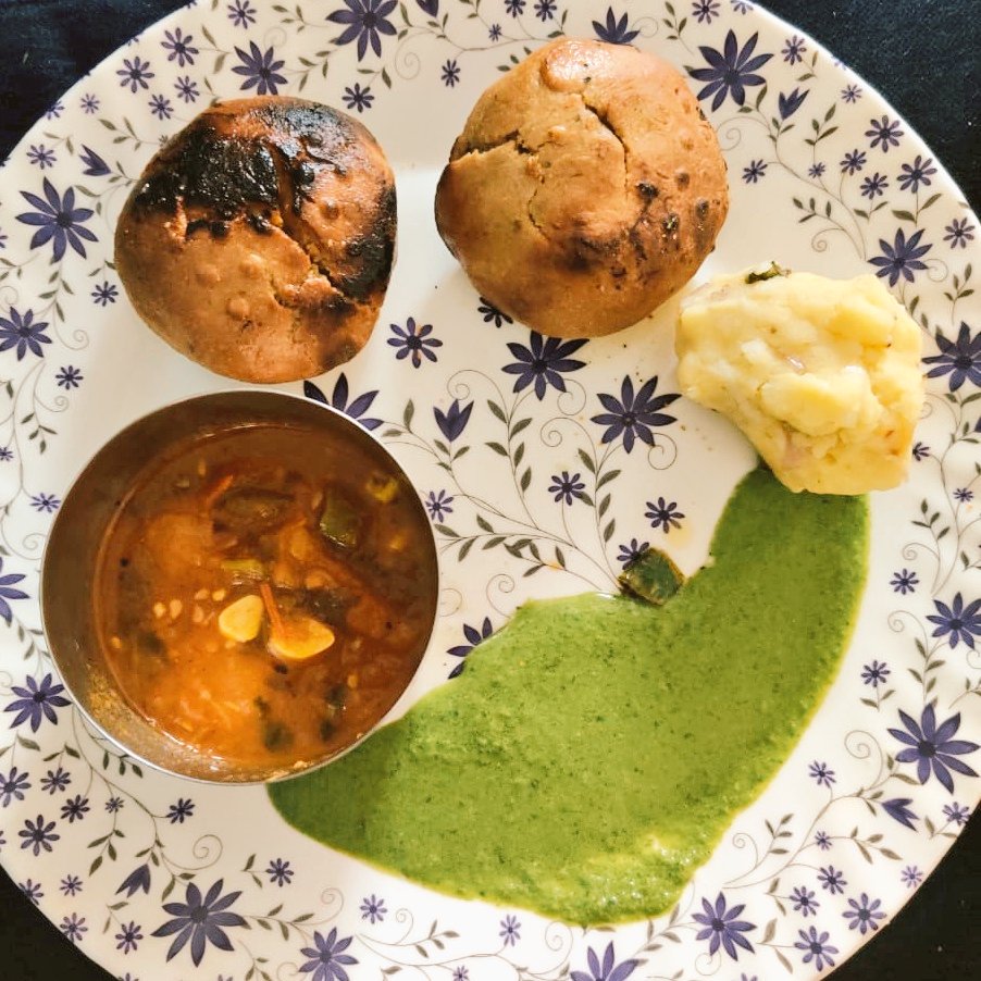 JharkhandiFood's tweet photo. देखिए लिट्टी चोखा है बिहार�� डिश लेकिन हमारे #Jharkhand में भी लिट्टी चोखा के साथ धनिया का चटनी लपेट के खिलाया जाता है।
शाम के नाश्ते में भूना चूड़ा और चाय का तो क्या ही जवाब है!
@FOODRANCHI_
@WeAreRanchi
@prdjharkhand
#JharkhandiFood https://t.co/Bm7MUxdOdw