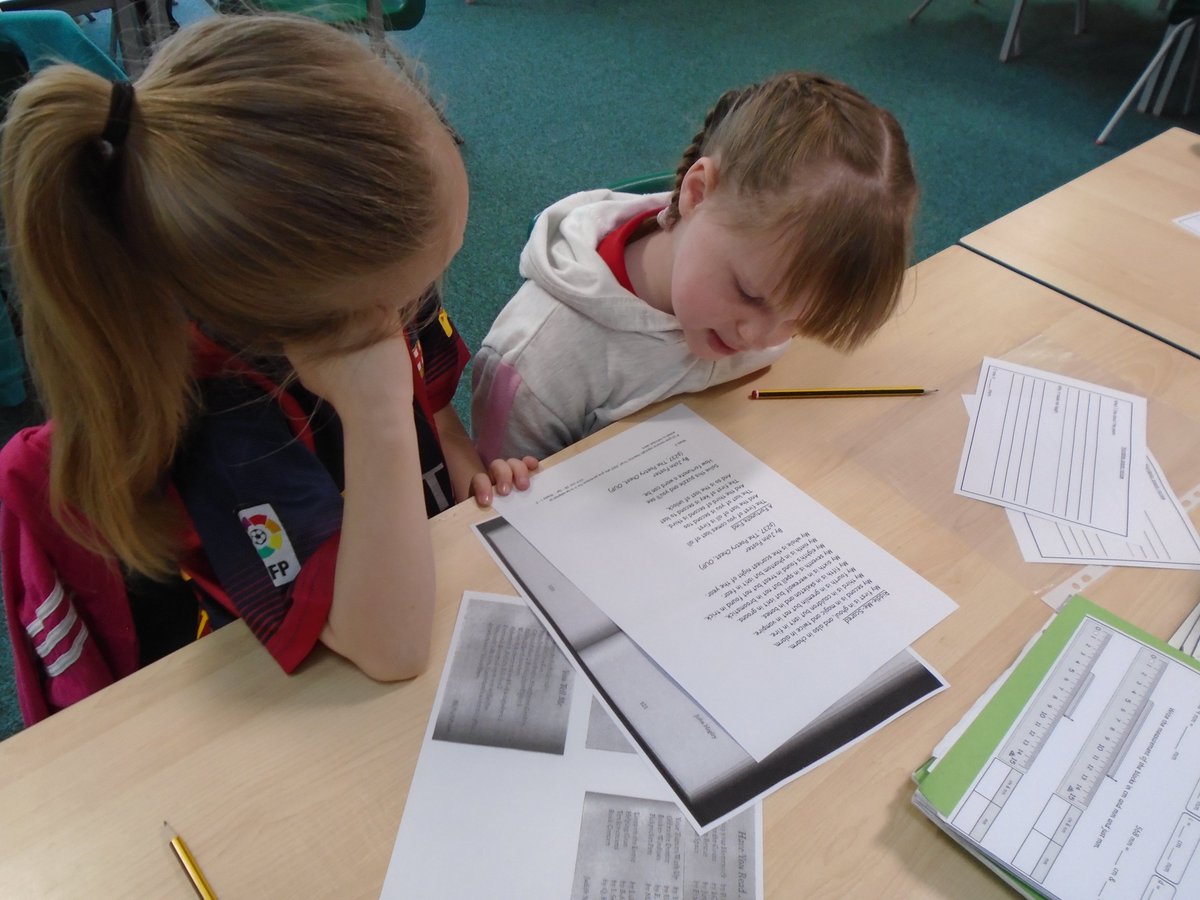 ClaveringTS27's tweet photo. #3JR This morning we are reading different wordplay poems and giving them a star rating. We will be reviewing our favourite poem. https://t.co/Vd4IWU0OzX