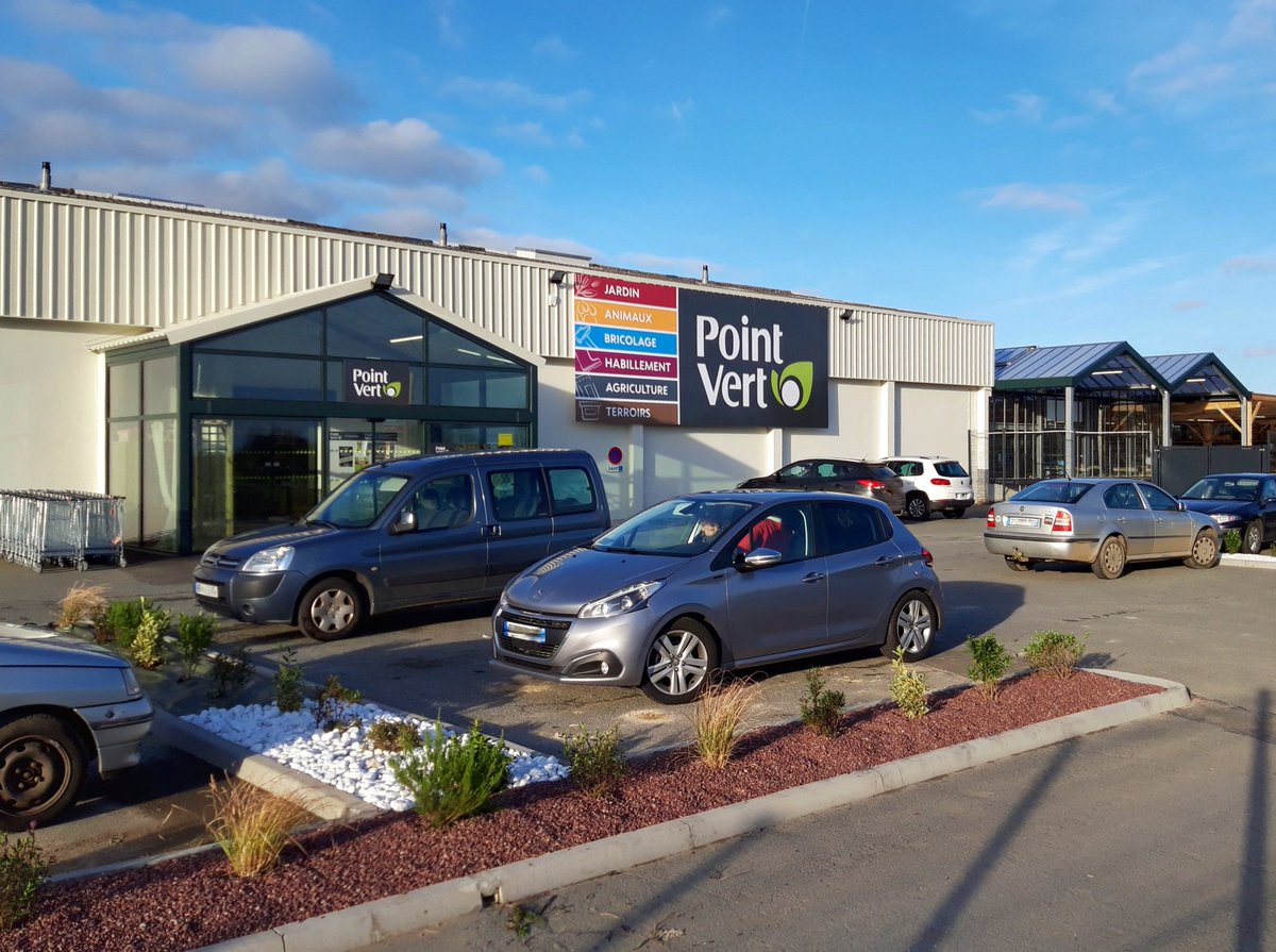 EuredenGroup's tweet photo. #Distrivert, société de la branche Distribution Verte du groupe #Eureden, a inauguré le nouveau #PointVert de Plouguernével.
Il dispose d’une offre complète en produits de jardin, végétaux, animalerie, habillement, bricolage, alimentation des terroirs et produits agricoles. https://t.co/KIaOWNfZ3r