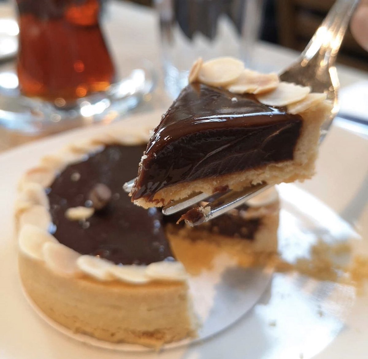 Çay mı,kahve mi ikilemindeyseniz bir çay yanına da çikolata ve espressolu tartımızdan söyleyebilirsiniz 🌟
•••
#lepainquotidientr #lepainquotidien
📸 @tatlarvemekanlar