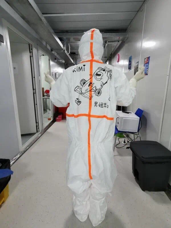 IceArmy_CHN's tweet photo. A nurse in Shanghai who joins the Wuhan rescue team is also a Kimi fan. She draws the picture on her protective suit. She is fighting against the coronavirus on the battlefield, but keep postive and love to Kimi! 
Wish all the people around the world be safe! #Kimi7 🙏🙏🙏 https://t.co/34yjQabSgl