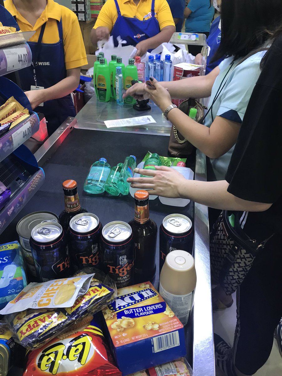 patalvarez01's tweet photo. Grabe nagkakaubusan na ng alcohol. Pati ako napakuha 🍻 https://t.co/V2RDaQdkp0