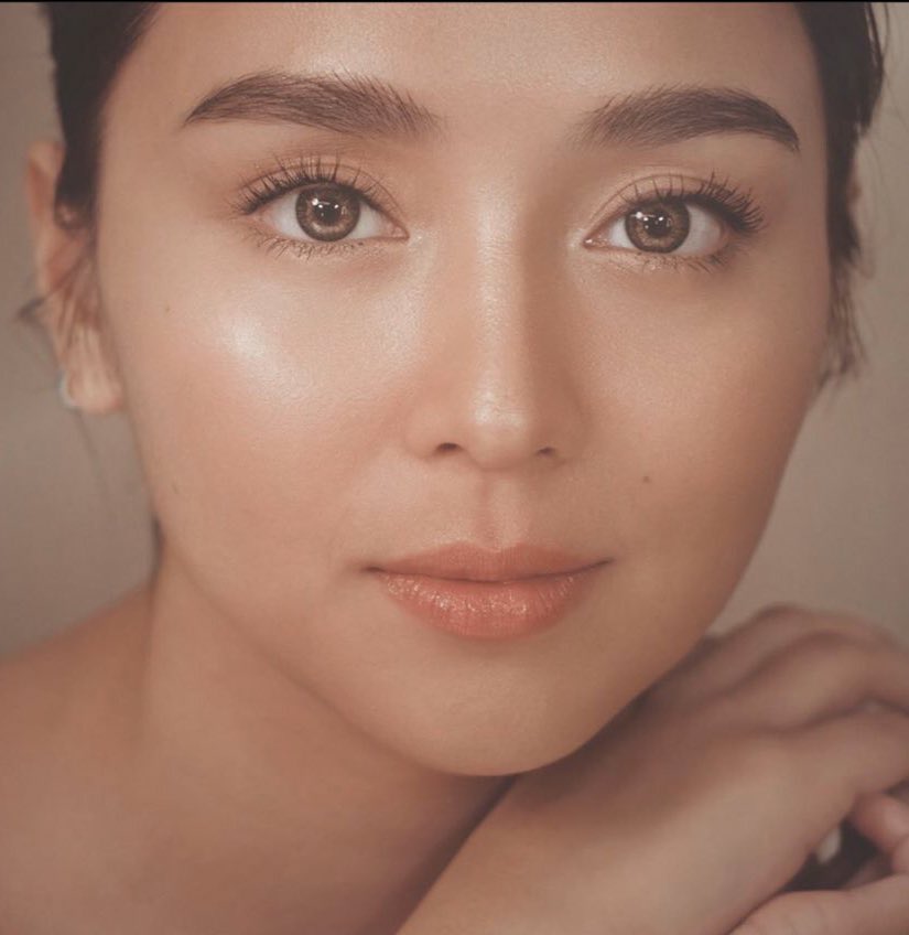 katrendezvous's tweet photo. THE WAY SHE LITERALLY LOOKS LIKE A PAINTING https://t.co/HS6Snm5Dpu