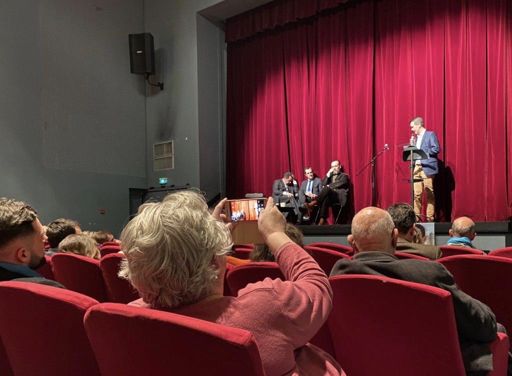 BentzChristophe's tweet photo. Un grand merci à @jfpoisson78 et @NicolasBay_ pour leur soutien et à toute l’équipe d’@AudaceStGermain pour cette belle réunion publique hier soir pour les #Municipales2020 à #SaintGermainEnLaye😃 https://t.co/2ER43VIAfp