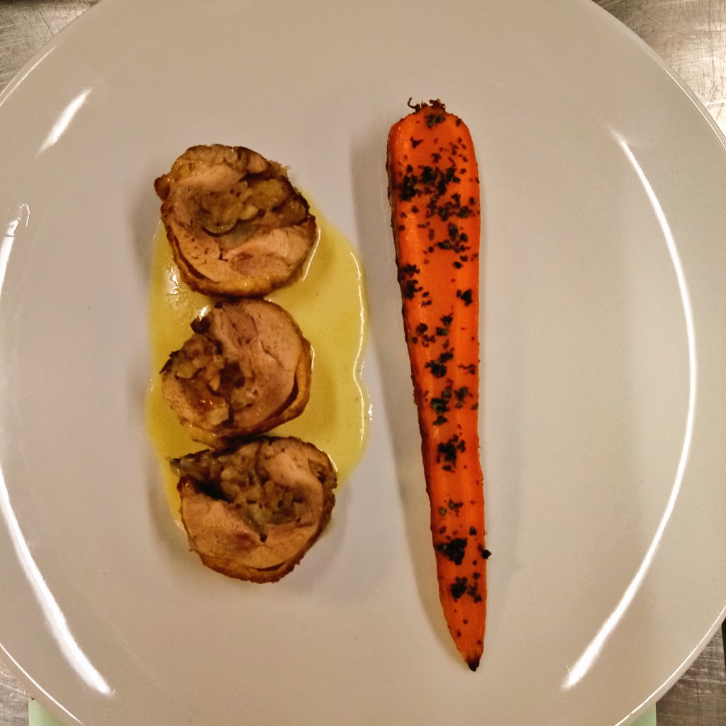 Stuffed Ballotine of Guinea Fowl leg w/ roasted carrot and a cream sauce (Jan 2020)
#Catering #Level3 #Advanced #Kitchen