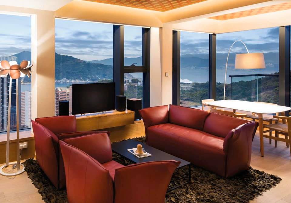 Revistaevoque's tweet photo. #TENDENCIAS: Riviera Building, el edificio residencial de lujo diseñado por @lagranja_design en Shau Kei Wan.

💡Cada planta está caracterizada por una gama cromática y las áreas comunes del edificio presentan grandes esculturas de estilo abstracto, coloristas y metálicas. https://t.co/1wlidOscuX