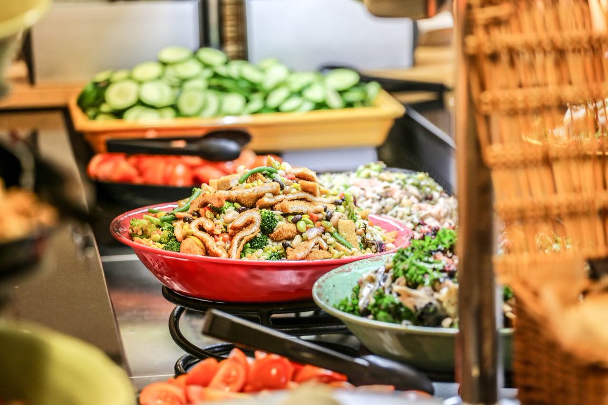 PaulQNutr's tweet photo. Fantastic launch of Powering Performance at King Edward VI! @racarter98 @Jeremyalderton @PeterHadfield9 @TA3SodexoChef @IndiesSodexo @KESSouthampton #nutrition #health #performance https://t.co/ieL3vE2usg