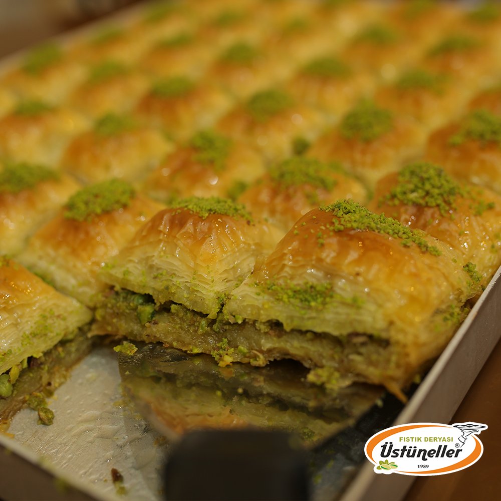 Hamur oranı diğer baklavalara göre daha düşük olan; fıstık ve yağı bol, şekeri biraz daha az olan özel kare baklava Üstüneller Baklavaları Ankara'da! İletişim için telefon numaramız: (0312) 285 63 01
.
.
.
#özelkare #fıstıklıbaklava #baklava #çölyak #balgat #çankaya #ankara