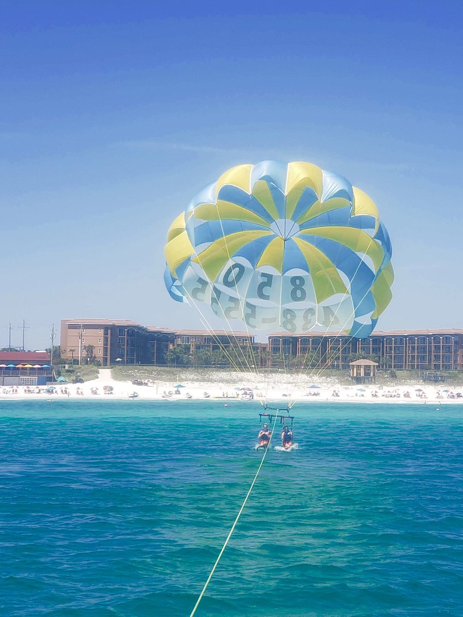 GoParasailing's tweet photo. Opening Day #springbreak2020 #parasailing 850-426-1398 @holidayinnfwb @WaterscapeCondo @GoParasailing @LazyDaysRentals https://t.co/My30DnJqz1