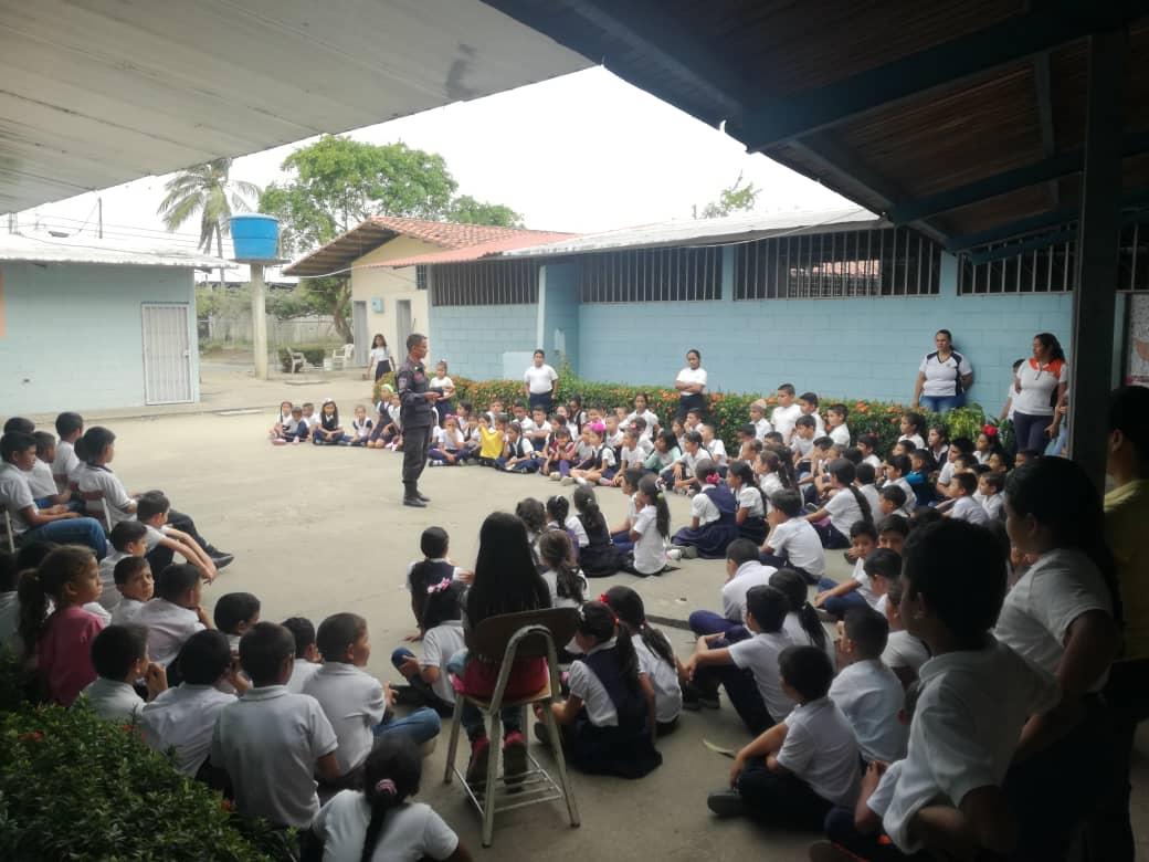 Cuerpo de bomberos Pedraza estado barinas dictando charlas de primeros auxilios en la escuela básica Rómulo Gallegos por parte del sgto/ mayor Monsalve José