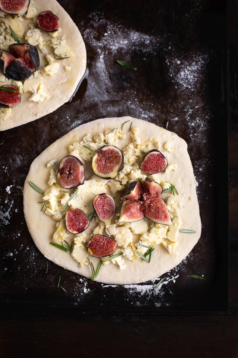 Craving <a href="/drizzleanddip/">Sam Linsell</a>'s take on my cookbook's Pizzette with blue cheese, figs and prosciutto in this lovely moody weather! Find her beautiful blog post on my little recipe right here:

drizzleanddip.com/2020/02/11/piz…