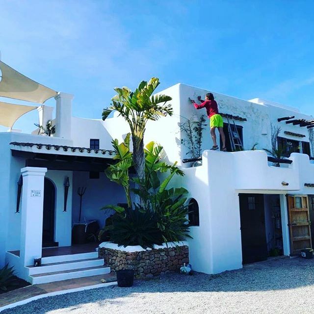 Luckily, our painting crew have no fear of heights.
By 11am they’ve all taken their tops off to get a head-start on their summer sun tans. 😉
Basically, it’s Business as Usual here in Ibiza!

#ibiza #villa #exclusive #preparingforsummer #luxuryvilla #luxuryretreat #ibizalifes…
