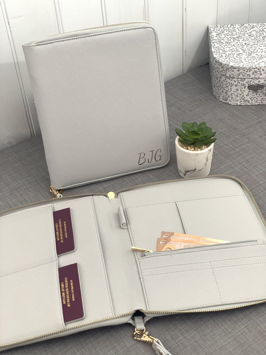 FussyBe's tweet photo. The perfect travel accessory 🖤 @FussyBe https://t.co/LfB2QuqUYp https://t.co/xeppAQFmsv