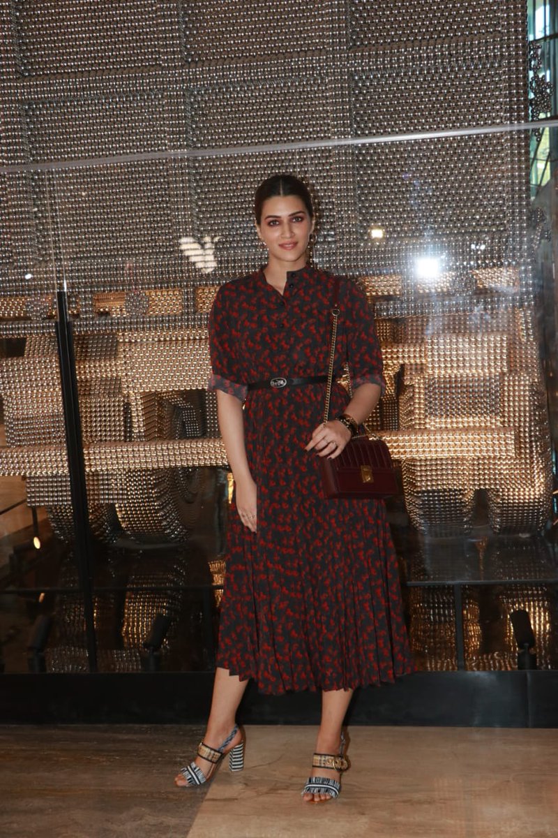 herzindagi's tweet photo. .@kritisanon Spotted at Pallediam Lower Parel

#celebspotted #celeb #Bollywood https://t.co/4AXeWXtwey
