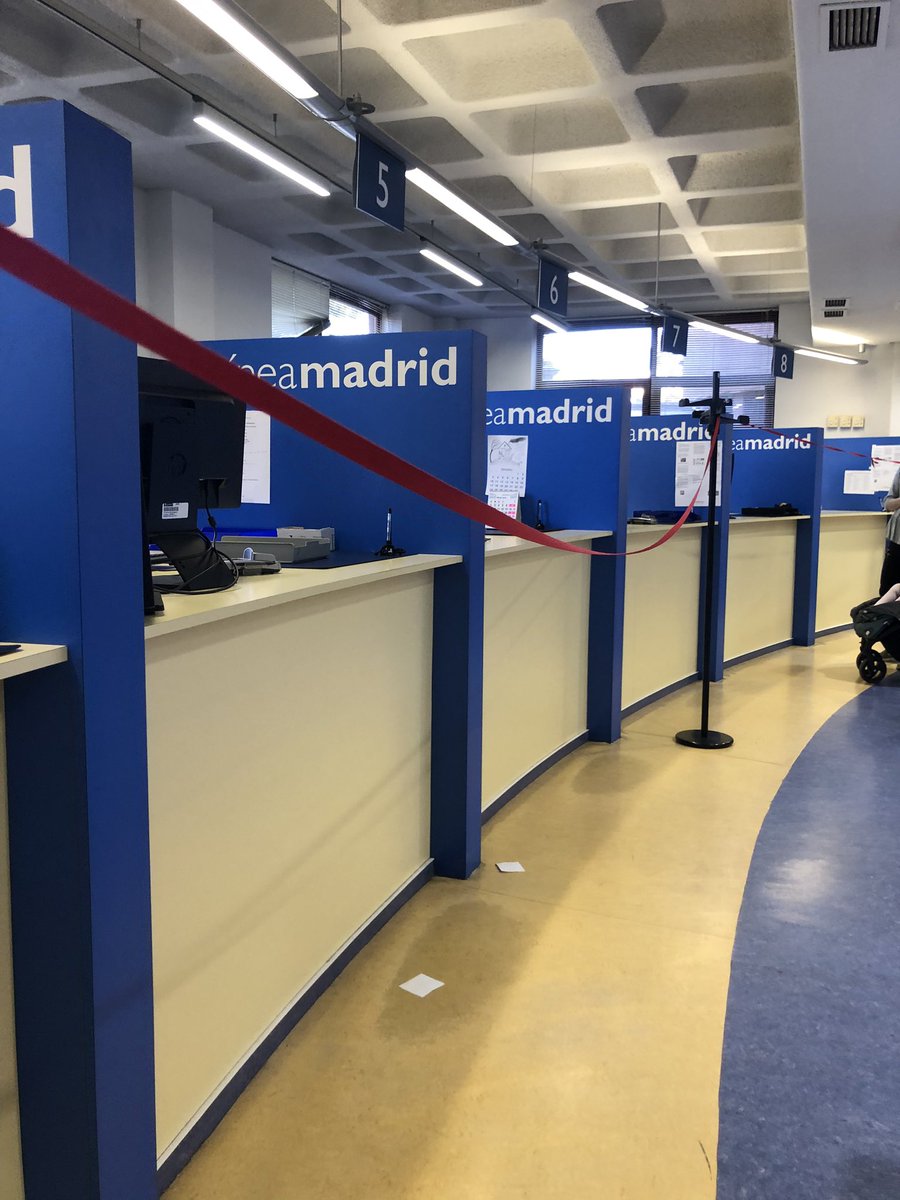 MarianoLarena's tweet photo. Un perchero como barrera antivirus en ayuntamiento Madrid, Junta de Hortaleza!! #coronavirusEspana #COVID19espana #Madrid https://t.co/SnWb639ARK