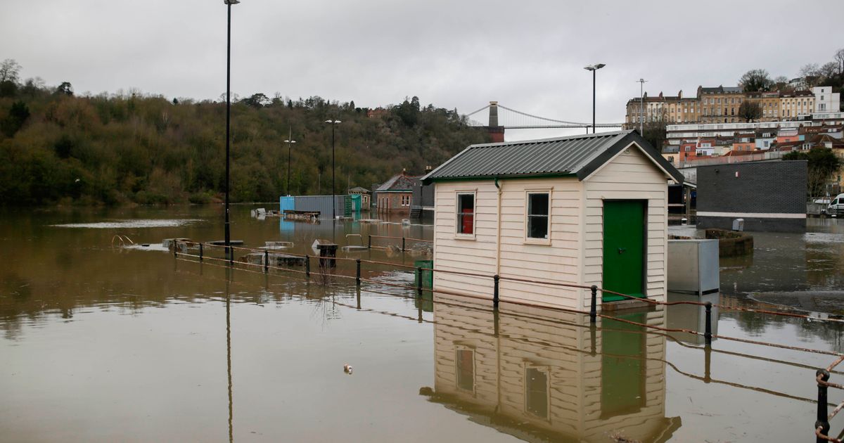 In pictures - 29 images of high tide floods Cumberland Basin, Bristol's Western Harbour, Redcliffe and Temple Meads dlvr.it/RRgKbS