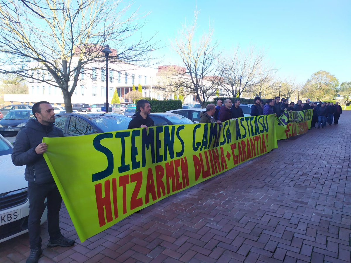 Zamudioko sede zentralera etorri gara gaur. Horrenbeste aberastasun sortu diegun hauek ea gure egoera axola zaien.
En la sede central de Zamudio.¿ A los que hemos hecho de oro les importara nuestra situacion?