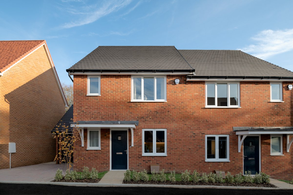 The addition of a single garage, underfloor heating to the ground floor, integrated AEG/Zanussi appliances and fitted flooring and carpeting to 2 bedroom houses at Four Seasons, Horam illustrate how we're raising standards in #newbuild homes soo.nr/J825 🏠🌳