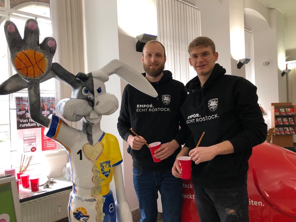Unser Hauptsponsor, die OstseeSparkasse Rostock, versteigert einen Hasen für den guten Zweck. Diese Woche haben wir die 2. Hälfte bemalt, die Rostock Seawolves durften letzte Woche mit dem Malen beginnen!
📸<a href="/OstseeSparkasse/">魂</a>