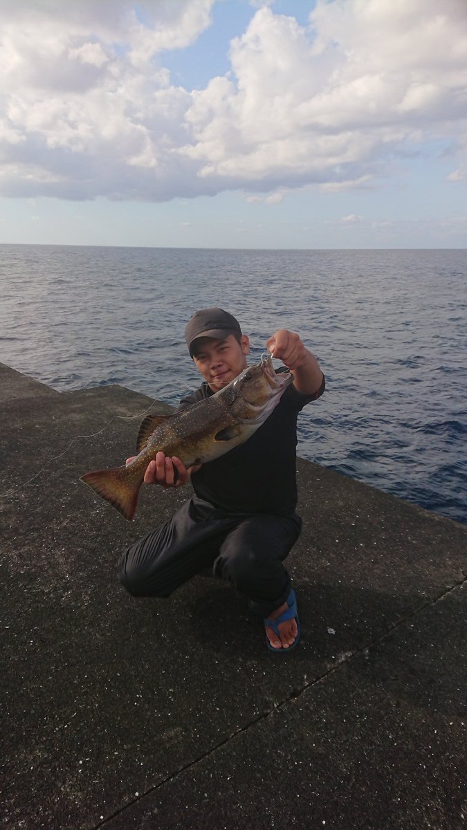 ZqaUIKuaUbctFp5's tweet photo. #コロナばっかりで気が滅入るから自分の釣果はろうぜ！
日焼けアカジン3キロ！(アーラミーバイ) https://t.co/5WqIxH0Wed