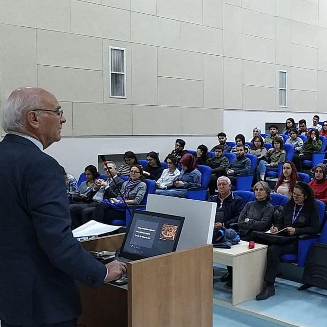 YEMKitabevi's tweet photo. Doğan Hasol’un “YEM Kitabevi Yazar Söyleşileri” kapsamındaki konferansı Kırklareli Üniversitesi'nde başladı!⠀⠀
#yemkitabevi #yemkitabevicom #yazarsoylesileri #doganhasol #kirklarelinuniversitesi https://t.co/9qFdU43f81