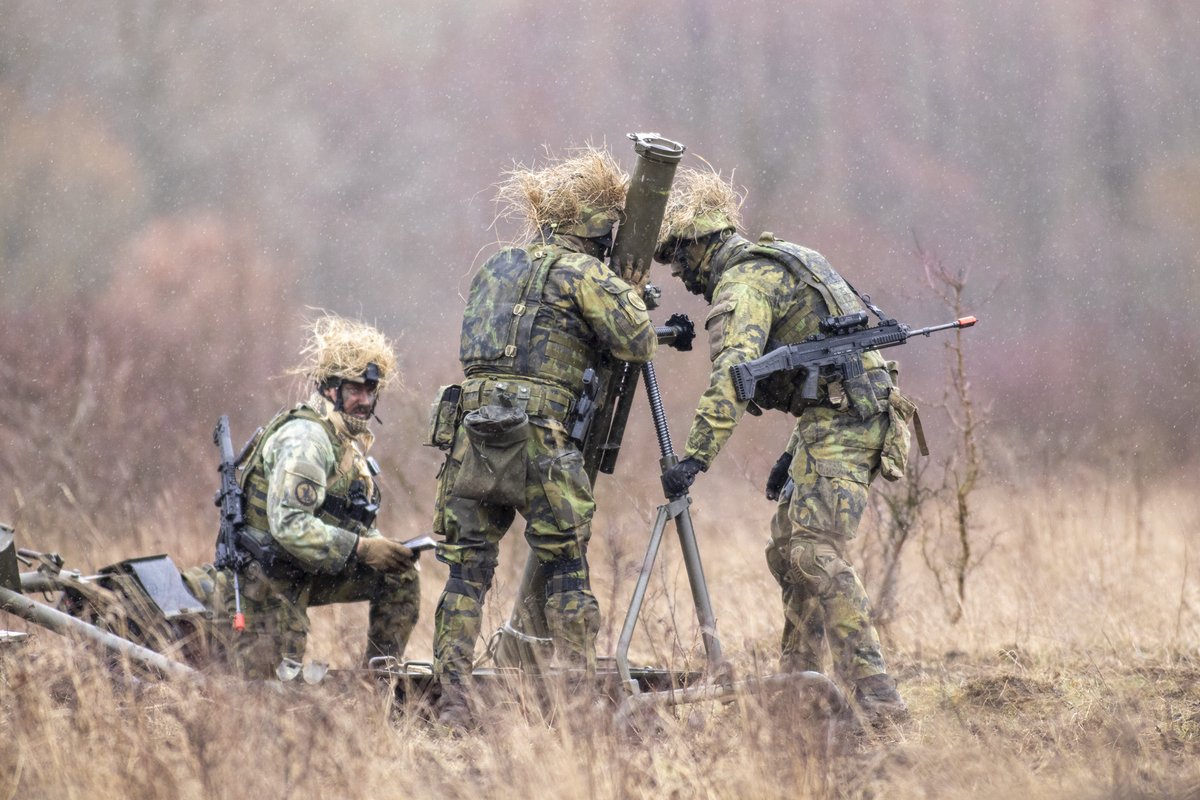 ObranaTweetuje's tweet photo. Úkolové uskupení vyčleněné pro alianční iniciativu připravenosti (NRI – NATO Readiness Initiative) má za sebou deset dnů výcviku a blíží se do finále.
Vojáky včera na Doupově navštívil náčelník Generálního štábu AČR gen. Aleš Opata.
#41mpr #42mpr #13dp #WeAreNATO https://t.co/uUsP0EzSvF