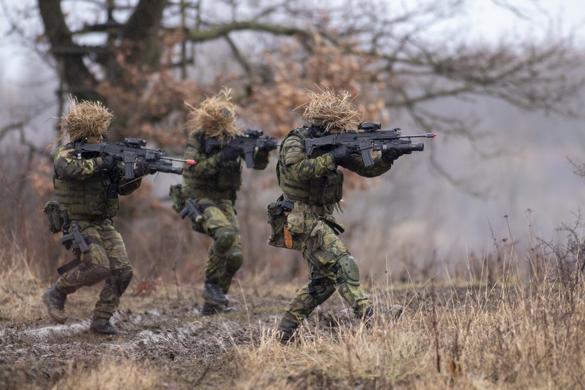 ObranaTweetuje's tweet photo. Úkolové uskupení vyčleněné pro alianční iniciativu připravenosti (NRI – NATO Readiness Initiative) má za sebou deset dnů výcviku a blíží se do finále.
Vojáky včera na Doupově navštívil náčelník Generálního štábu AČR gen. Aleš Opata.
#41mpr #42mpr #13dp #WeAreNATO https://t.co/uUsP0EzSvF
