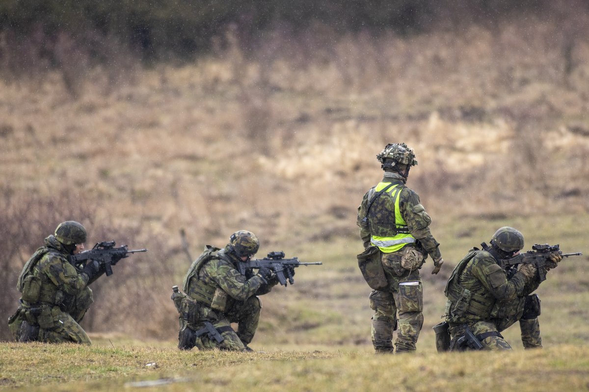 ObranaTweetuje's tweet photo. Úkolové uskupení vyčleněné pro alianční iniciativu připravenosti (NRI – NATO Readiness Initiative) má za sebou deset dnů výcviku a blíží se do finále.
Vojáky včera na Doupově navštívil náčelník Generálního štábu AČR gen. Aleš Opata.
#41mpr #42mpr #13dp #WeAreNATO https://t.co/uUsP0EzSvF
