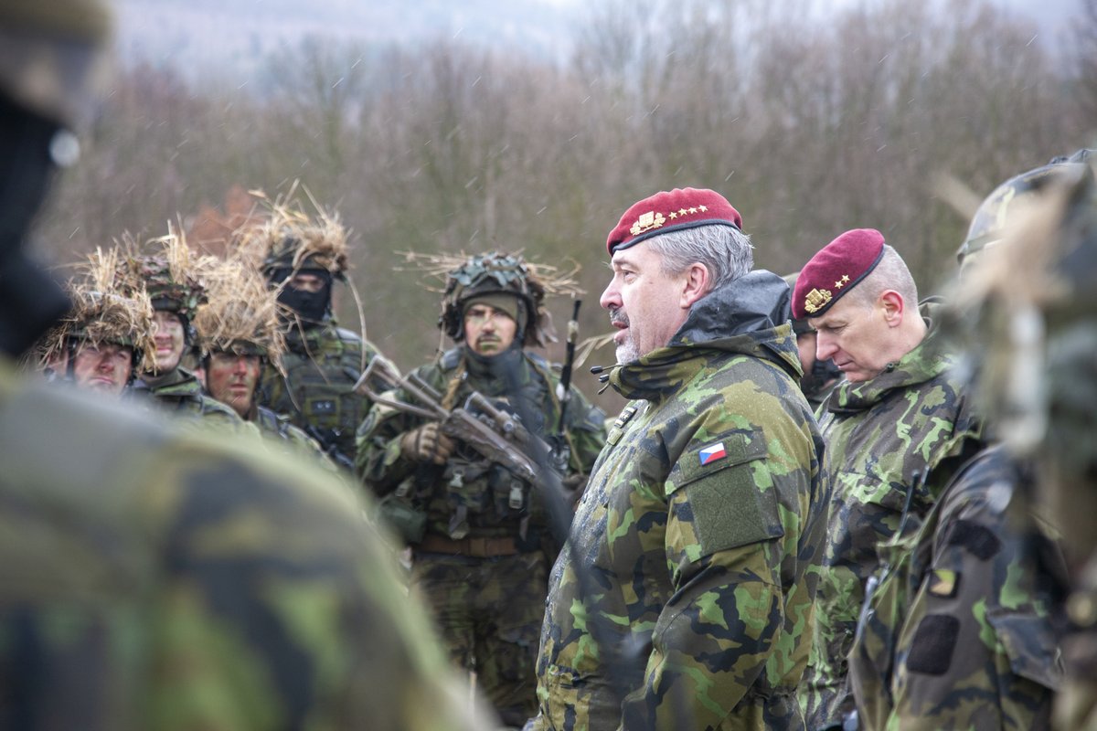 ObranaTweetuje's tweet photo. Úkolové uskupení vyčleněné pro alianční iniciativu připravenosti (NRI – NATO Readiness Initiative) má za sebou deset dnů výcviku a blíží se do finále.
Vojáky včera na Doupově navštívil náčelník Generálního štábu AČR gen. Aleš Opata.
#41mpr #42mpr #13dp #WeAreNATO https://t.co/uUsP0EzSvF